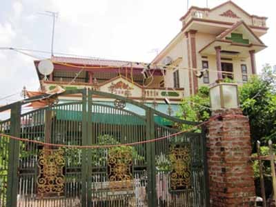 Ngôi nhà của vợ chồng Nguyễn Thị Cúc ở Phú Xuyên "cửa đóng then cài sau vụ vỡ nợ.